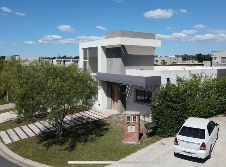 Casa · 169m² · 4 Ambientes · 2 Cocheras
