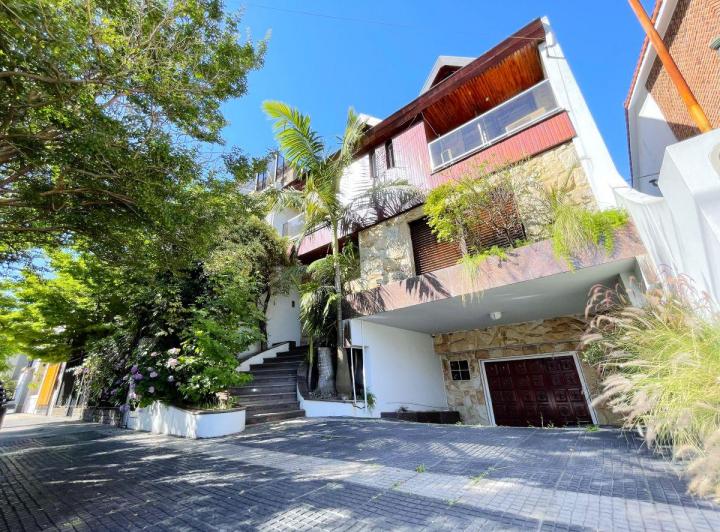 Casa · 430m² · 6 Ambientes · 3 Cocheras
