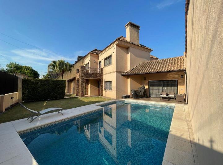 Casa · 295m² · 6 Ambientes · 3 Cocheras