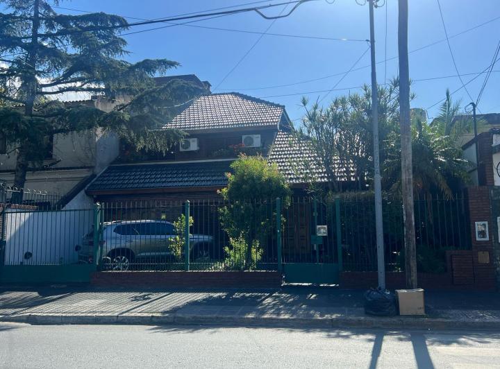 Casa · 305m² · 6 Ambientes · 4 Cocheras