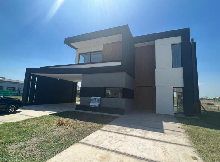 Casa · 178m² · 5 Ambientes · 2 Cocheras
