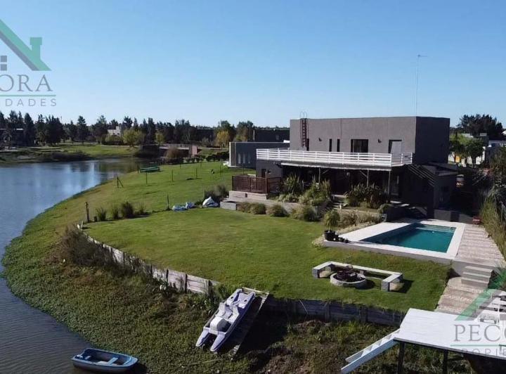Casa · 210m² · 6 Ambientes · 2 Cocheras