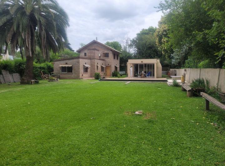 Casa · 200m² · 5 Ambientes · 8 Cocheras