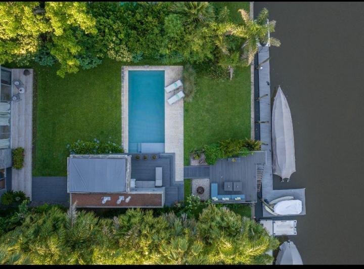 Casa · 500m² · 9 Ambientes · 4 Cocheras