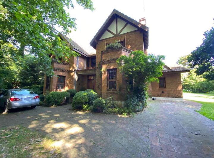 Casa · 330m² · 6 Ambientes · 3 Cocheras