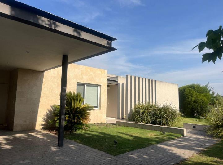 Casa · 268m² · 6 Ambientes · 2 Cocheras