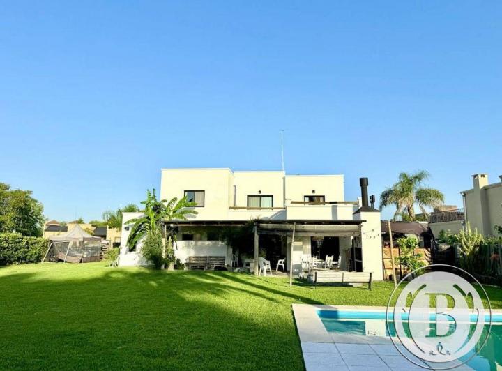 Casa · 340m² · 5 Ambientes · 2 Cocheras