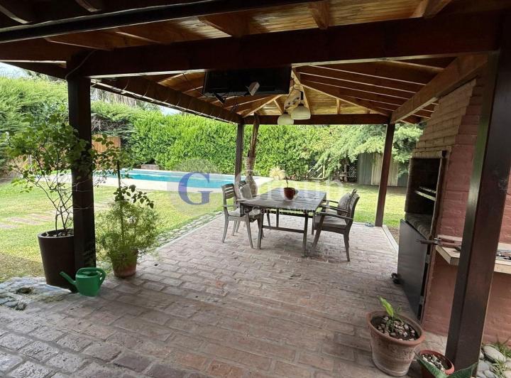 Casa · 130m² · 4 Ambientes · 2 Cocheras