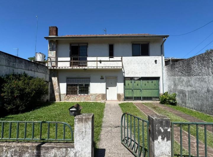 Casa · 330m² · 4 Ambientes · 1 Cochera