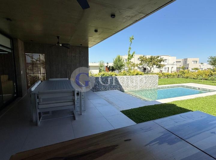 Casa · 160m² · 4 Ambientes · 2 Cocheras
