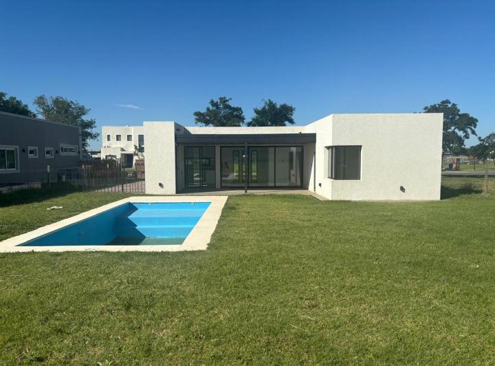 Casa · 130m² · 4 Ambientes · 3 Cocheras