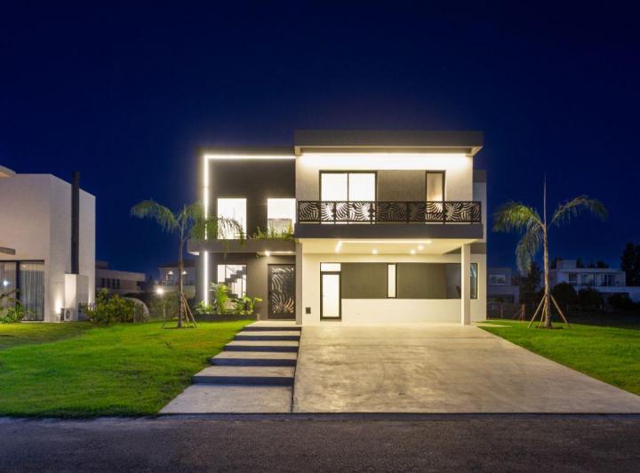Casa · 185m² · 6 Ambientes · 2 Cocheras