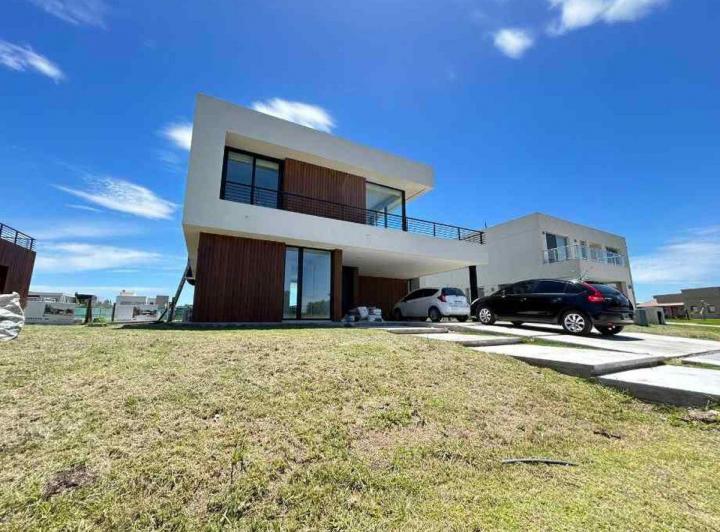 Casa · 308m² · 5 Ambientes · 2 Cocheras