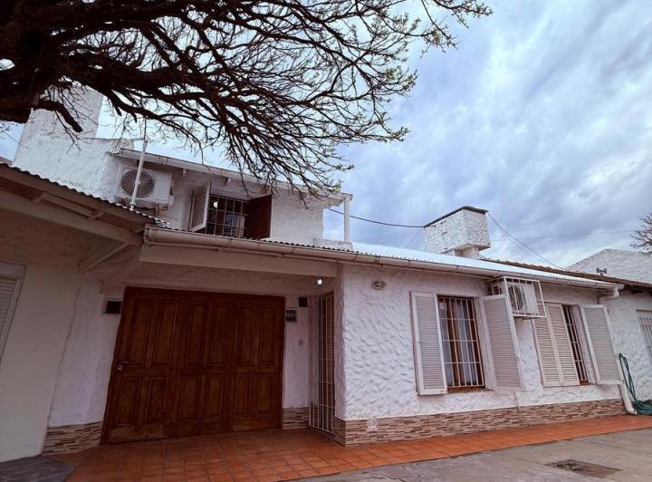 Casa · 75m² · 4 Ambientes · 2 Cocheras