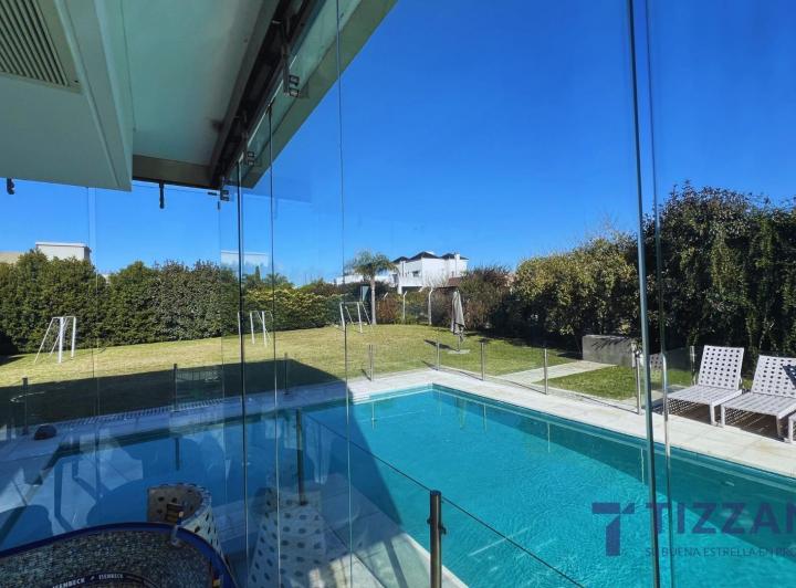 Casa · 500m² · 6 Ambientes · 8 Cocheras