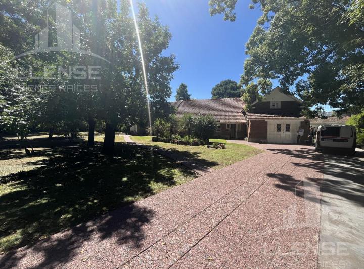 Casa · 350m² · 5 Ambientes · 1 Cochera