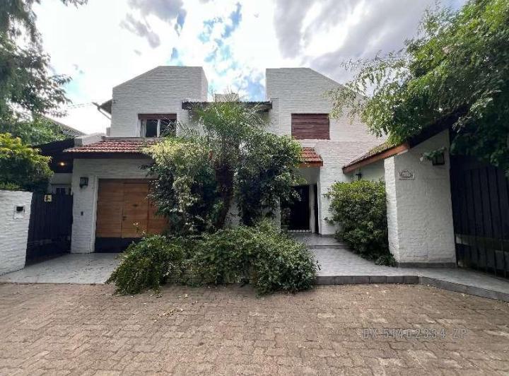 Casa · 293m² · 6 Ambientes · 1 Cochera