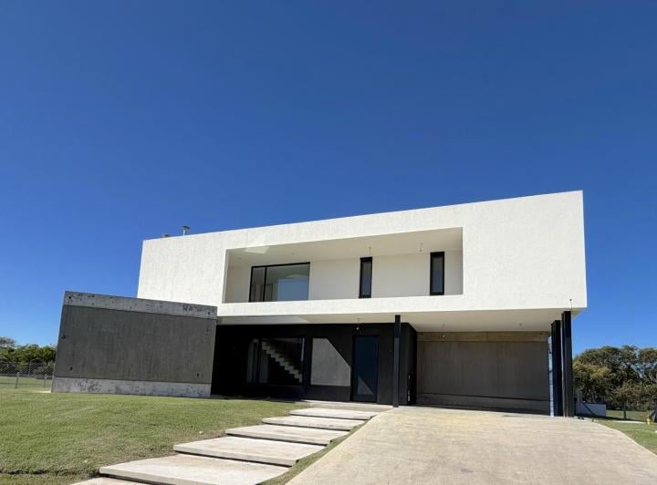Casa · 393m² · 9 Ambientes · 2 Cocheras