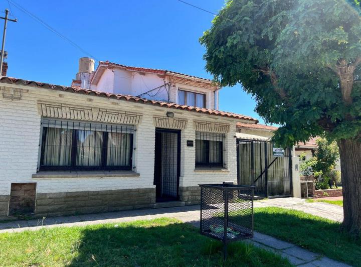 Casa · 250m² · 8 Ambientes · 2 Cocheras