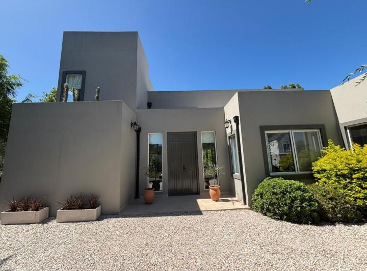 Casa · 650m² · 3 Dormitorios