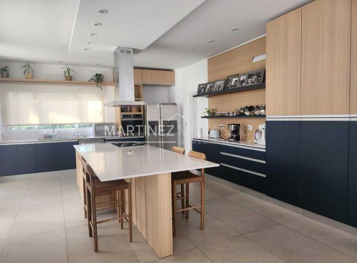 Casa · 330m² · 5 Ambientes · 1 Cochera
