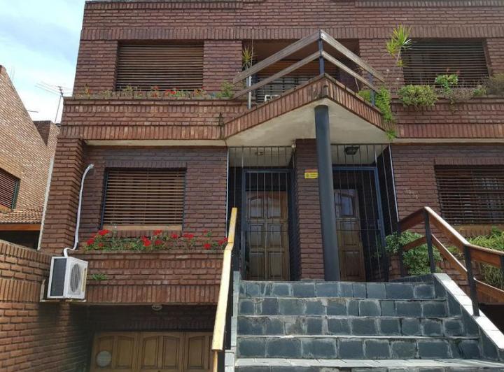 Casa · 220m² · 6 Ambientes · 2 Cocheras