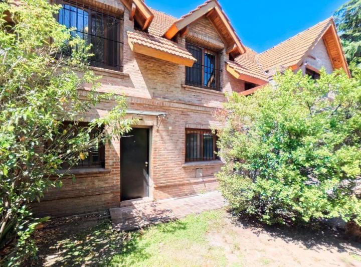 Casa · 350m² · 5 Ambientes · 2 Cocheras