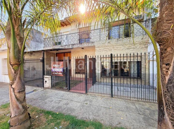 Casa · 130m² · 5 Ambientes · 4 Cocheras