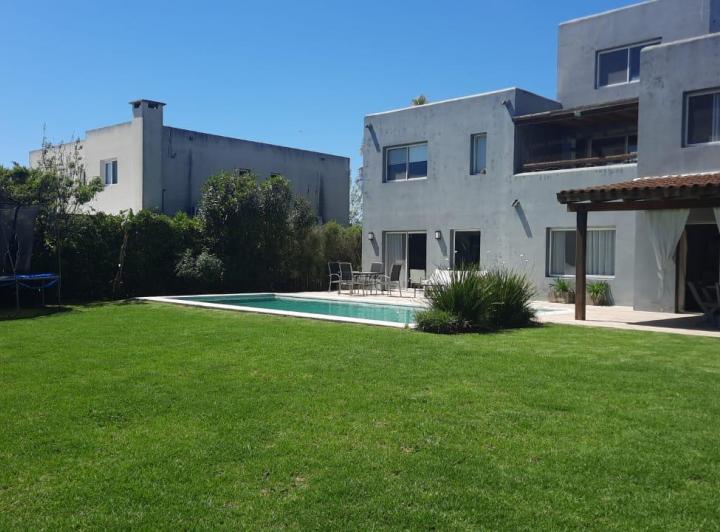 Casa · 262m² · 8 Ambientes · 1 Cochera