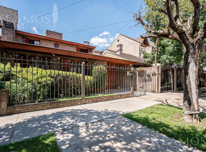 Casa · 220m² · 5 Ambientes · 2 Cocheras