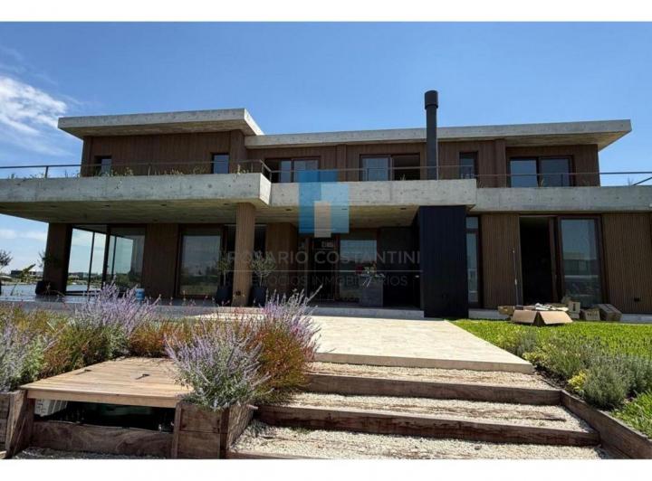 Casa · 457m² · 10 Ambientes · 2 Cocheras