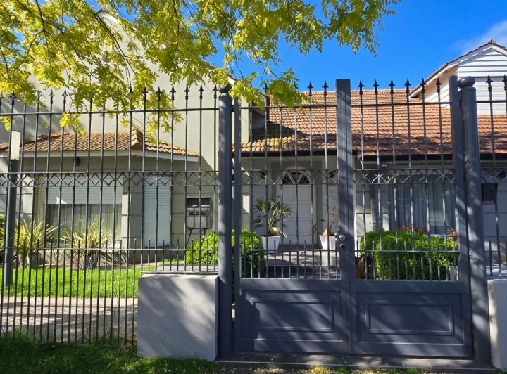 Casa · 320m² · 3 Dormitorios · 2 Cocheras