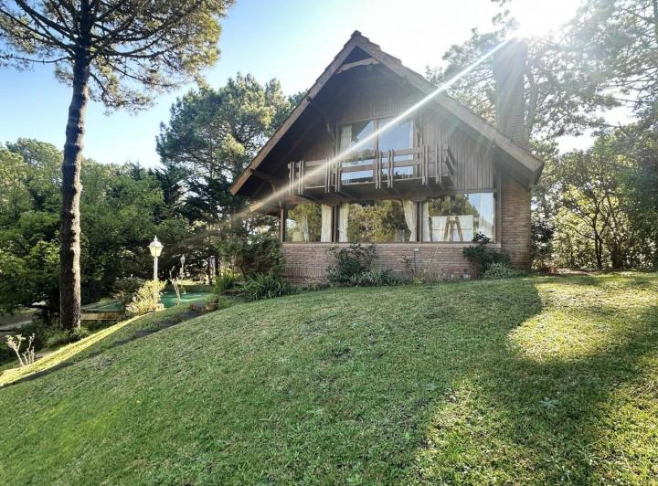 Casa · 179m² · 4 Ambientes · 2 Cocheras