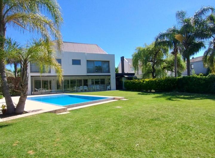 Casa · 338m² · 7 Ambientes · 5 Cocheras