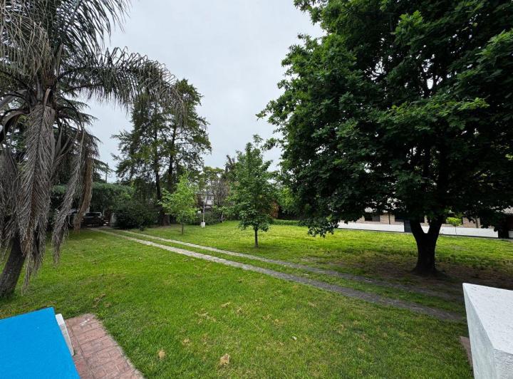 Casa · 440m² · 6 Ambientes · 3 Cocheras