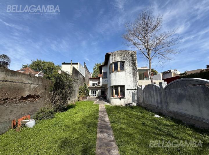 Casa · 240m² · 6 Ambientes · 1 Cochera