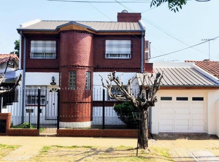Casa · 180m² · 5 Ambientes · 2 Cocheras