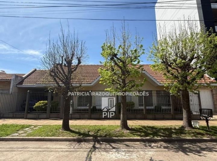 Casa · 270m² · 5 Ambientes · 3 Cocheras