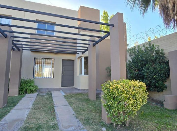 Casa · 100m² · 6 Ambientes · 2 Cocheras