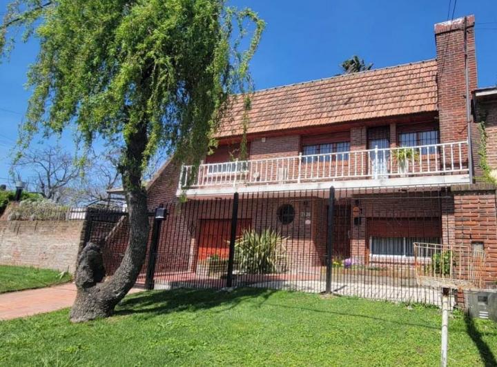 Casa · 140m² · 5 Ambientes · 2 Cocheras