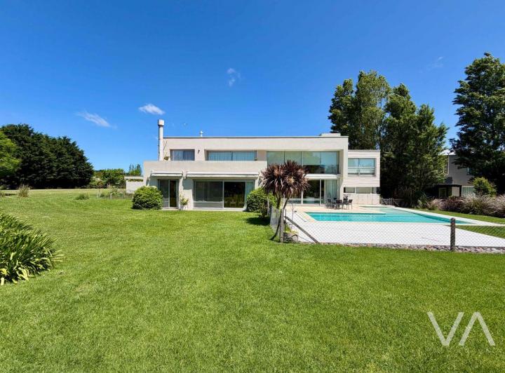 Casa · 465m² · 7 Ambientes · 2 Cocheras