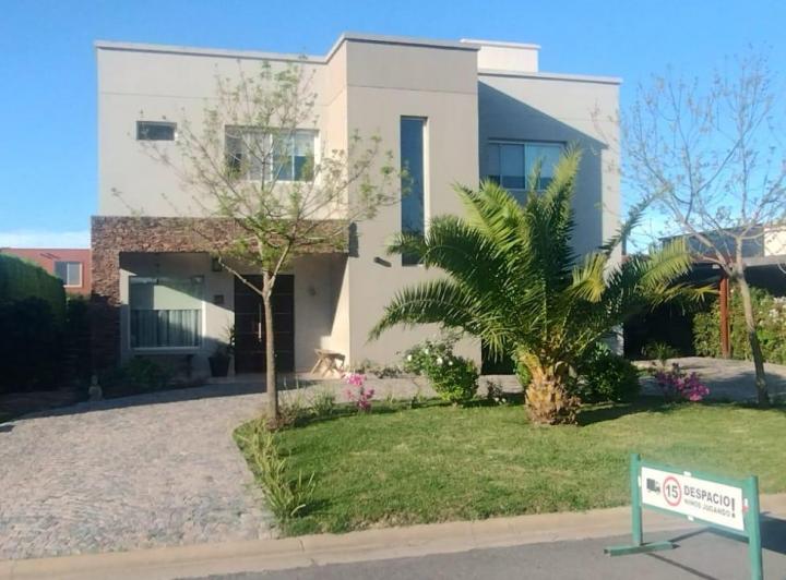 Casa · 218m² · 5 Ambientes · 2 Cocheras
