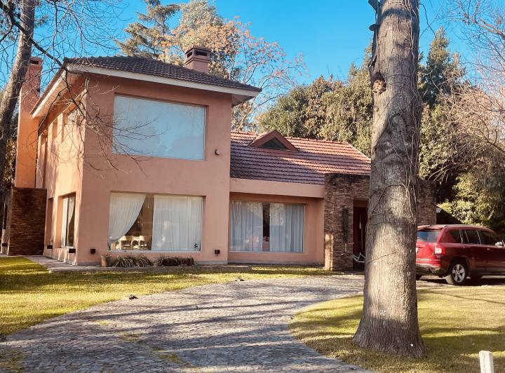 Casa · 330m² · 10 Ambientes · 4 Cocheras