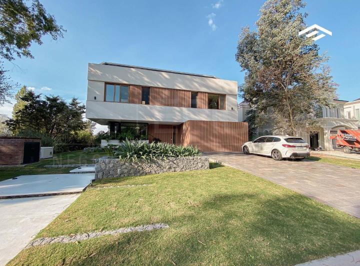 Casa · 400m² · 5 Ambientes · 2 Cocheras