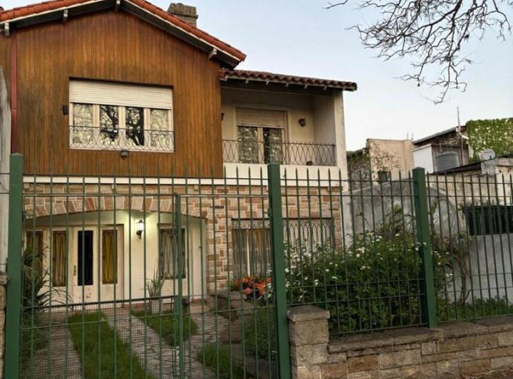 Casa · 175m² · 4 Ambientes · 2 Cocheras