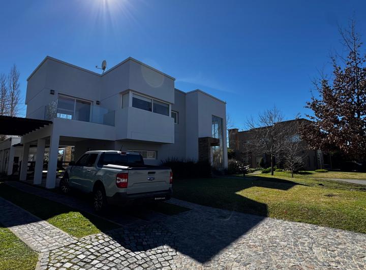 Casa · 216m² · 4 Ambientes · 2 Cocheras