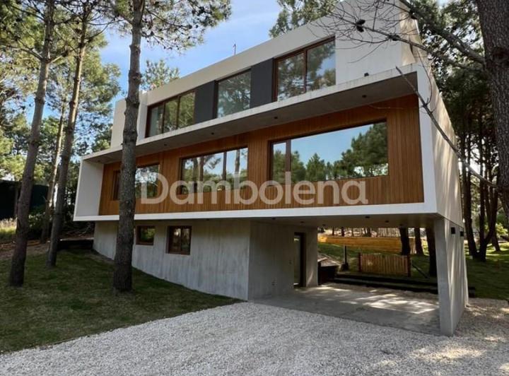 Casa · 258m² · 5 Ambientes · 2 Cocheras