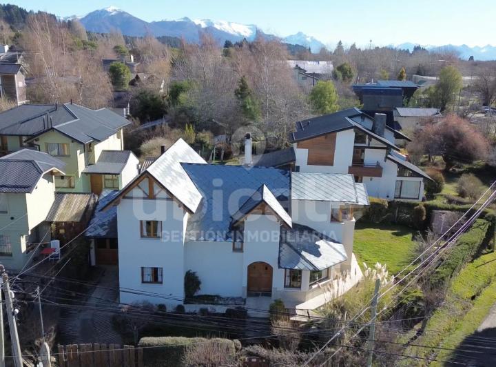 Casa · 182m² · 7 Ambientes · 1 Cochera