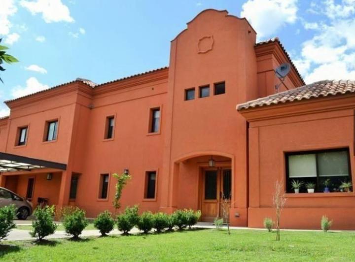 Casa · 530m² · 9 Ambientes · 2 Cocheras