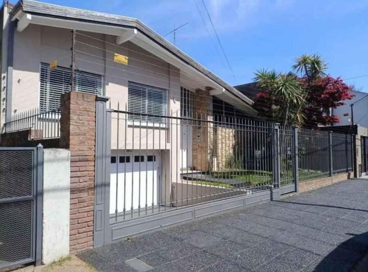 Casa · 247m² · 4 Ambientes · 1 Cochera